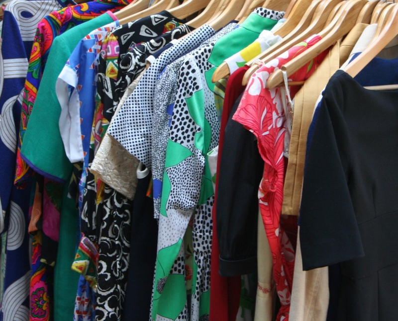 vente-ST ETIENNE DE TINEE-min_dresses_apparel_clothing_clothes_clothes_hangers_wooden_hangers_retail_shop_closet-1149845